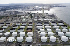 Bể dự trữ dầu tại nhà máy xăng dầu của Công ty Idemitsu Kosan ở quận Chiba, miền Đông Nhật Bản, ngày 12/11/2021. (Nguồn: Kyodo/TTXVN)