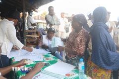 Điểm bầu cử tổng thống tại Conakry, Guinea ngày 28/12/2025. (Nguồn: THX/TTXVN)