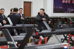 Nhà lãnh đạo Triều Tiên Kim Jong Un thị sát hoạt động sản xuất vũ khí dẫn đường chiến thuật tại một nhà máy đạn dược, ngày 3/1/2026. (Nguồn: KCNA/TTXVN)