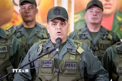 Bộ trưởng Quốc phòng Venezuela Vladimir Padrino Lopez (phía trước) phát biểu tại thủ đô Caracas. (Nguồn: EFE/TTXVN)