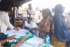 Điểm bầu cử tổng thống tại Conakry, Guinea ngày 28/12/2025. (Nguồn: THX/TTXVN)