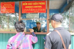 Kiểm tra người xuất nhập cảnh tại Cửa khẩu Mỹ Quý Tây (xã Mỹ Quý, tỉnh Tây Ninh). (Ảnh: Bùi Giang/TTXVN)