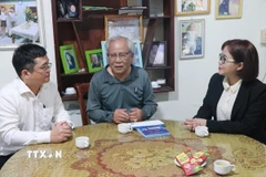 Đoàn công tác của chính quyền đặc khu Hoàng Sa (thành phố Đà Nẵng) đến thăm hỏi, động viên những nhân chứng lịch sử đã từng đến Hoàng Sa. (Ảnh: Khoa Chương/TTXVN)