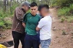 Đối tượng Nguyễn Văn Báo bị bắt khi đang lẩn trốn tại khu vực hồ Yên Trung, thành phố Uông Bí. (Ảnh: TTXVN phát)