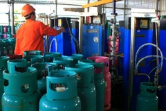 Chiết nạp gas. (Ảnh: Đỗ Phương Anh/TTXVN)