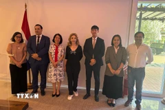 Đại sứ Ngô Minh Nguyệt cùng Bộ trưởng Ngôn ngữ Paraguay Javier Viveros, Lãnh sự danh dự Việt Nam María Del Carmen Pérez và các đại biểu chụp ảnh lưu niệm. (Nguồn: TTXVN phát)