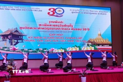 Tiết mục nghệ thuật tại sự kiện ca ngợi quan hệ đặc biệt Việt Nam-Lào. (Ảnh: Xuân Tú/TTXVN)