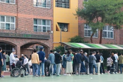 Cử tri xếp hàng bỏ phiếu bầu Tổng thống tại điểm bầu cử ở Seoul, Hàn Quốc ngày 3/6/2025. (Ảnh: Yonhap/TTXVN)