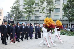 Các đồng chí lãnh đạo, nguyên lãnh đạo Đảng Nhà nước dâng hoa tại Công viên Tượng đài Bác Hồ (quận 1, Hồ Chí Minh). (Ảnh: Thống Nhất/TTXVN)