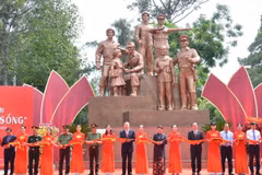 Nhân kỷ niệm 50 năm Ngày Giải phóng miền Nam, thống nhất đất nước (30/4/1975-30/4/2025), chiều 29/4, tại Công viên Âu Lạc (quận 5, Thành phố Hồ Chí Minh), Bộ Công an tổ chức Lễ khánh thành Tượng đài Công an nhân dân “Vì bình yên cuộc sống.” Tổng Bí thư Tô Lâm cùng nhiều đồng chí Lãnh đạo, nguyên Lãnh đạo Đảng, Nhà nước dự buổi lễ. (Ảnh: Linh Sơn/TTXVN)