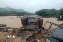Cầu Ca Da trên quốc lộ 24C đã bị hư hỏng nặng, khiến giao thông bị gián đoạn. (Ảnh: Đoàn Hữu Trung/TTXVN)