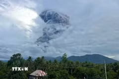 Tro bụi phun lên từ núi lửa Dukono ở Bắc Maluku, Indonesia, ngày 3/4/2026. (Ảnh: THX/TTXVN)