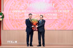 Chủ tịch Quốc hội Trần Thanh Mẫn trao Nghị quyết của Quốc hội cho Tổng Kiểm toán Nhà nước Nguyễn Hữu Nghĩa. (Ảnh: Doãn Tấn/TTXVN)