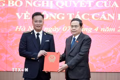 Chủ tịch Quốc hội Trần Thanh Mẫn trao Nghị quyết của Quốc hội cho Tổng Kiểm toán Nhà nước Nguyễn Hữu Nghĩa. (Ảnh: Doãn Tấn/TTXVN)