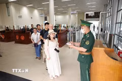 Bộ đội Biên phòng Cửa khẩu Quốc tế Móng Cái làm thủ tục xuất cảnh cho hành khách. (Ảnh: Vũ Sinh/TTXVN)