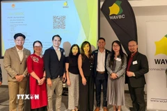 Tổng Lãnh sự Nguyễn Thanh Hà (thứ hai, từ phải sang) cùng đại diện các doanh nghiệp tham dự diễn đàn. (Ảnh: TTXVN phát)