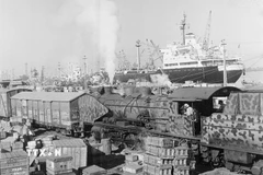 Bốc xếp hàng tại Cảng Hải Phòng những năm đầu 1970. (Ảnh: Bảo Hanh/TTXVN)