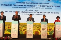 Lãnh đạo Việt Nam, Liên bang Nga, đại diện doanh nghiệp nhấn nút khởi động Nhà máy chế biến sữa tươi sạch TH. (Ảnh: Tâm Hằng/TTXVN)