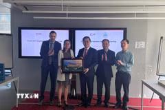 Chủ tịch tỉnh Quảng Ngãi Nguyễn Hoàng Giang tặng quà lưu niệm lãnh đạo Cơ quan Phát triển Pháp (AFD) (Ảnh: Đào Dũng/TTXVN)