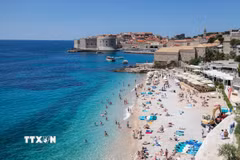Người dân tắm biển tránh nóng tại Dubrovnik, Croatia. (Ảnh: THX/TTXVN)