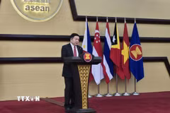Tổng Thư ký ASEAN Kao Kim Hourn phát biểu tại sự kiện. (Ảnh: Lê Minh Hưởng/TTXVN)