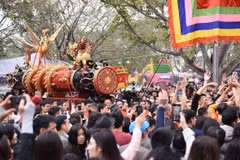 Ngày 1/2/2025 (mùng 4 Tết), phường Đồng Kỵ, thành phố Từ Sơn, tỉnh Bắc Ninh tổ chức Lễ hội rước pháo Đồng Kỵ Xuân Ất Tỵ 2025, thu hút hàng nghìn người dân và du khách. (Ảnh: Thanh Thương/TTXVN)