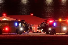 Công tác cứu hộ được triển khai tại hiện trường vụ va chạm giữa máy bay chở khách của Hãng hàng không American Airlines với trực thăng BlackHawk của quân đội ở Washington, Mỹ ngày 30/1/2025. (Ảnh: REUTERS/TTXVN)