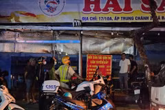Nhóm người có hành vi chống đối Cảnh sát giao thông làm nhiệm vụ. (Ảnh TTXVN phát)
