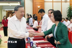 Tổng Bí thư Tô Lâm với các đại biểu Ban Thường vụ Thành uỷ Hà Nội. Ảnh: Thống Nhất – TTXVN