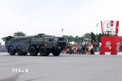 Xe chở tên lửa đạn đạo Scud B rời trường đua F1 Mỹ Đình hướng về khu vực Quảng trường Ba Đình. Ảnh: Quốc Khánh - TTXVN