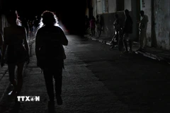 Đường phố chìm trong bóng tối do mất điện tại La Habana, Cuba. (Ảnh: THX/TTXVN)