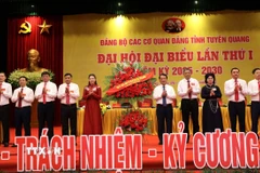 Đồng chí Hầu A Lềnh, Ủy viên Trung ương Đảng, Bí thư Tỉnh ủy Tuyên Quang tặng hoa chúc mừng Đại hội Đảng bộ các cơ quan Đảng tỉnh Tuyên Quang lần thứ nhất, nhiệm kỳ 2025-2030. (Ảnh: Minh Tâm/TTXVN)