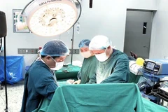 Các bác sỹ phẫu thuật cho bệnh nhân. (Nguồn: Bệnh viện Bệnh Nhiệt đới Trung ương)