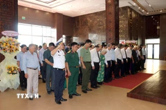 Sáng 20/8, cán bộ, đảng viên và các tầng lớp nhân dân dâng hương, dâng hoa và dành phút mặc niệm tưởng nhớ Chủ tịch Tôn Đức Thắng tại Bảo tàng Tôn Đức Thắng (Thành phố Hồ Chí Minh). (Ảnh: Thanh Vũ/TTXVN)