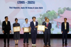 Ủy ban Nhân dân tỉnh Thái Nguyên đã tặng bằng khen cho 12 tập thể, cá nhân có thành tích xuất sắc trong hoạt động đối ngoại giữa tỉnh Thái Nguyên và tỉnh Gyesongbuk-do. (Ảnh: Thu Hằng/TTXVN)