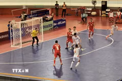 Pha đánh đầu cận thành của đội tuyển Futsal Việt Nam trong trận gặp Liban. (Ảnh: Lê Minh Hưởng/TTXVN)