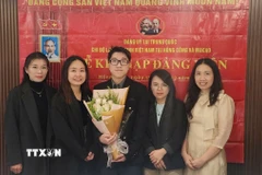 Nguyễn Thị Xuân Huệ (thứ hai, bên trái), nghiên cứu sinh chuyên ngành Ngôn ngữ học ứng dụng tiếng Anh tại Đại học Macau (Trung Quốc), Bí thư Chi bộ Lưu học sinh Việt Nam tại Hong Kong và Macau tại lễ kết nạp đảng viên mới. (Nguồn: TTXVN phát)