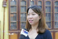 Chị Nguyễn Thị Thu Huyền, Chánh Văn phòng Hội người Việt Nam thủ đô Vientiane, trả lời phỏng vấn. (Ảnh: Xuân Tú/TTXVN)