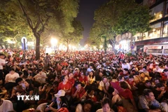 Khu vực Quảng trường cách mạng tháng Tám, người dân hòa trong sắc cờ đỏ, sao vàng cùng nhau chờ thời khắc Lễ diễu binh, diễu hành kỷ niệm 80 năm Quốc khánh. (Ảnh: Trần Việt/TTXVN)