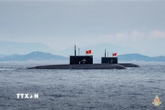 Biên đội tàu ngầm Kilo 636 tham gia diễu binh trên biển. (Nguồn: Quân chủng Hải quân/TTXVN phát)
