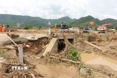 Hiện trường nước lũ gây thiệt hại do vỡ hồ chứa tại xã Tuy Phong (Lâm Đồng). (Ảnh: Nguyễn Thanh/TTXVN)