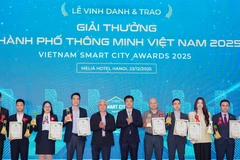 Ông Nguyễn Đức Tài, Giám đốc Tài chính Meey Group (thứ 2 từ phải sang), đại diện lên nhận Giải thưởng Công nghệ cho đô thị thông minh 2025. (Nguồn: Vietnam+)
