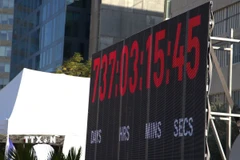 Màn hình đếm thời gian đặt ở Quảng trường Con Tin tại Tel Aviv, để đánh dấu khoảng thời gian các con tin bị giữ tại Gaza. (Ảnh: Thanh Bình/TTXVN)