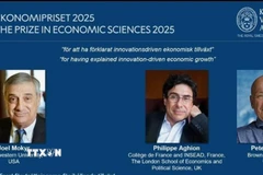 Ba nhà khoa học Joel Mokyr (Mỹ), Philippe Aghion (Vương quốc Anh) và Peter Howitt (Mỹ) đoạt giải Nobel Kinh tế năm 2025. (Nguồn: X/TTXVN)