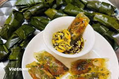 Không cầu kỳ như nhiều món cung đình Huế hay nhiều tầng lớp nguyên liệu như các món đặc sản miền biển, bánh bột lọc hấp dẫn thực khách nhờ lớp vỏ dai mềm đặc trưng cùng phần nhân đậm đà. (Nguồn: Vietnam+)