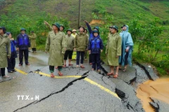 Chủ tịch Ủy ban Nhân dân thành phố Huế kiểm tra tình hình thực tế. (Ảnh minh họa. Ảnh: Mai Trang/TTXVN)