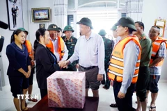 Tổng Bí thư Tô Lâm thăm hỏi và tặng quà người dân vùng bị chia cắt do mưa lũ tại thôn Khuông Phò Đông, xã Quảng Điền, Thành phố Huế. (Ảnh: Thống Nhất/TTXVN)