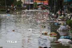 Mưa lớn gây ngập lụt các tuyến phố ở thành phố Huế. (Ảnh: Nguyên Lý/TTXVN)