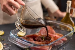 Không chỉ đơn thuần tạo hương vị, nước xốt còn giúp làm mềm thực phẩm, tăng độ ẩm và hỗ trợ quá trình chế biến đạt độ giòn hoàn hảo bên ngoài. (Nguồn: Shutterstock)