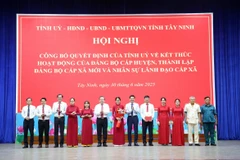 Tỉnh ủy Tây Ninh trao quyết định và ra mắt đảng bộ phường Tân Ninh. (Ảnh: Giang Phương/TTXVN)